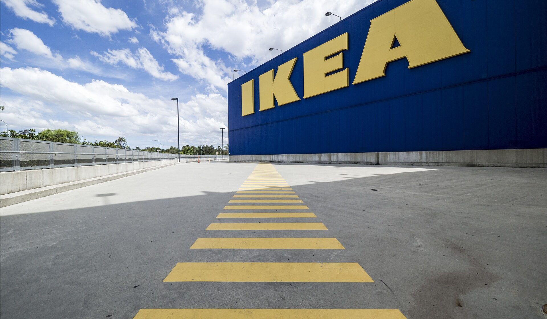 Первый магазин икеа. Икеа магазин. Икеа нижний новгород. Икеа закрытие. Ikea здание.