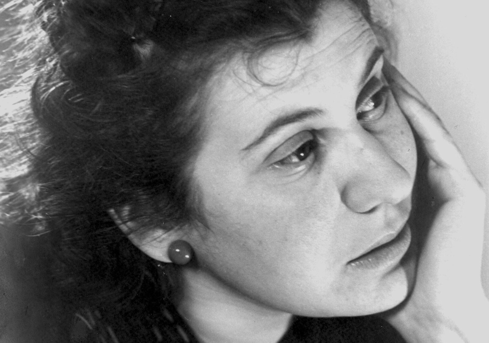 Een storend onvolledige biografie over Etty Hillesum - Nieuw Wij
