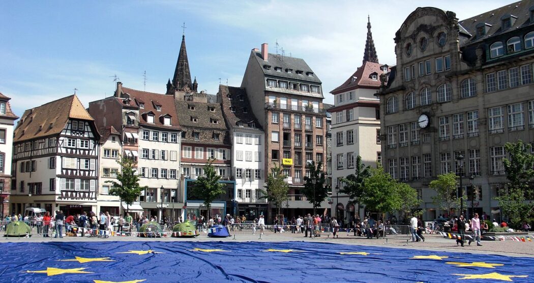 1280px-Big_european_flag_at_Strasbourg_(France)_-_Europe_Day_2009