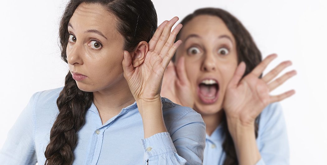 Vrouw luisterend en waarschuwend