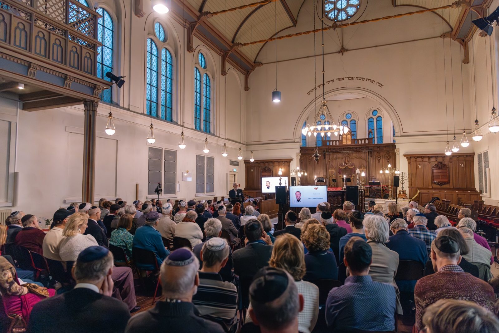 8_Ds_Kees_Sybrandi_20241117_Stichting_Boete_en_Verzoening_50_jaar_Jublileum_Synagoge_Zwolle_Doriet_Begemann_Bsharp_Media_4056