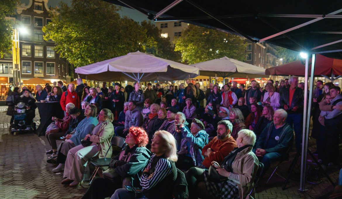 00_Publiek op Nieuwmarkt foto Huub Zeeman