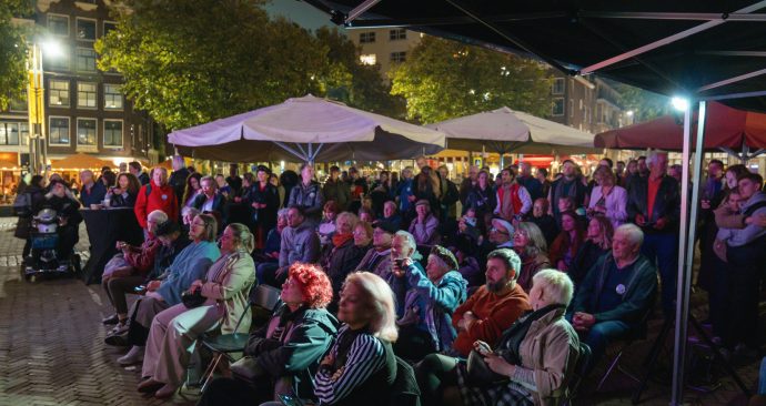 00_Publiek op Nieuwmarkt foto Huub Zeeman