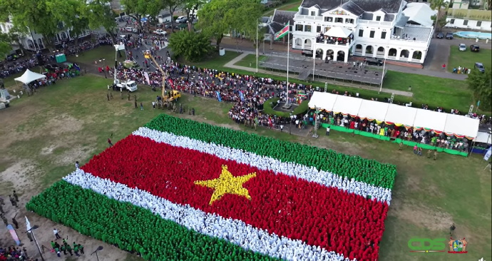 Op zondag 16 november vormden duizenden jongeren een ‘levende’ Surinaamse vlag op het Onafhankelijkheidsplein