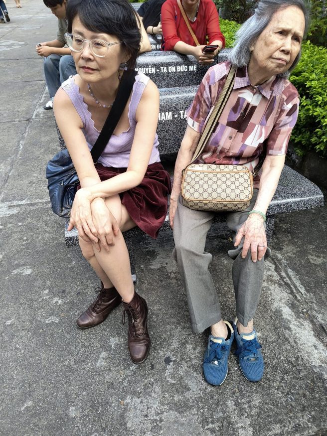 Foto 5 Carla Tjon (links) met moeder, maart 2025 in Danang Vietnam