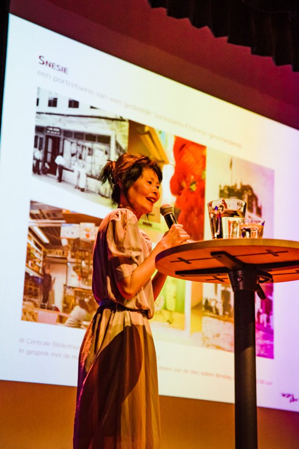 Foto 6 Carla Tjon, opening van de expo Snesie in de Rotterdamse bibliotheektheater in 2023