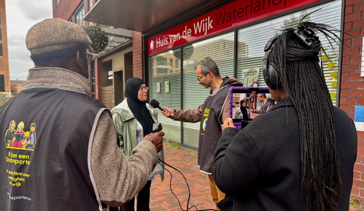 Stadsreporters op straat in actie