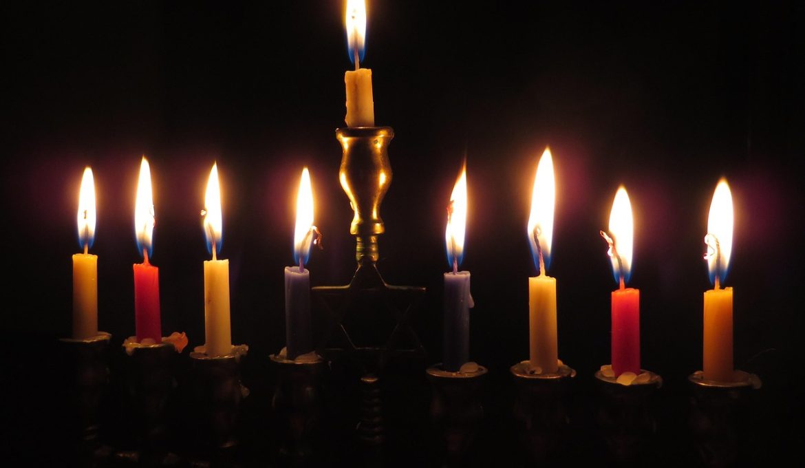 kevindvt-candles-897776_1280