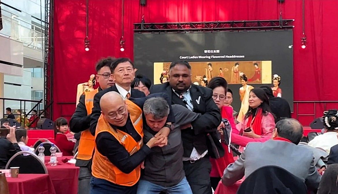 Abdurehim Gheni Uyghur wordt op Chinees Nieuwjaar (14 februari) hardhandig aangepakt door beveiligingsmedewerkers. Beeld Abdurehim Gheni Uyghur