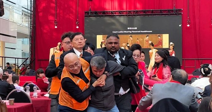 Abdurehim Gheni Uyghur wordt op Chinees Nieuwjaar (14 februari) hardhandig aangepakt door beveiligingsmedewerkers. Beeld Abdurehim Gheni Uyghur