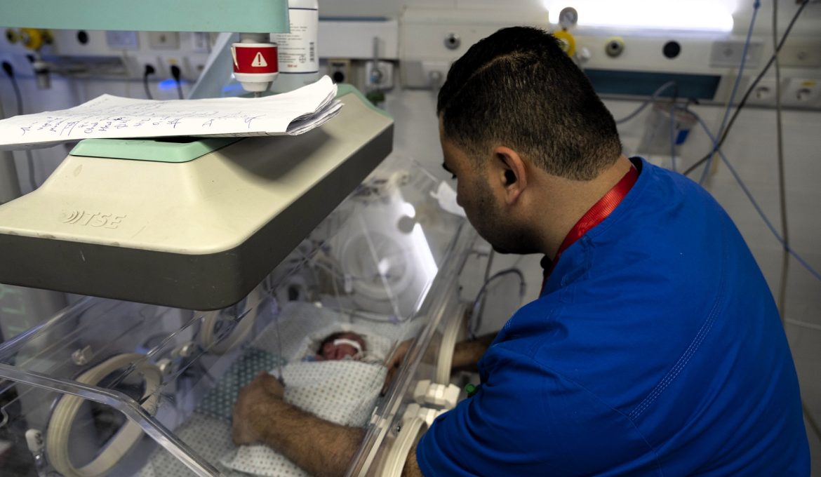 Nour Alsaqqa MSF Countries – 20 April, 2026 A staff at Al-Helou Hospital, in Gaza City, Occupied Palestinian Territory