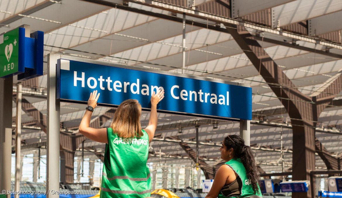Activists Rename Train Stations during Extreme Summer Heatwave in the NetherlandsActievoerders passen stationsnamen aan in extreem hete zomer