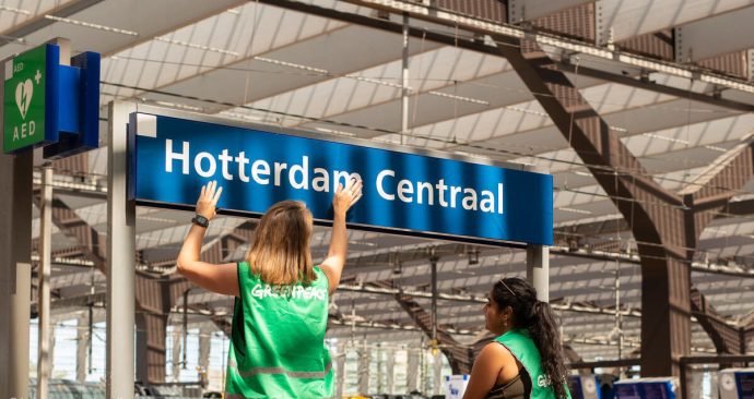 Activists Rename Train Stations during Extreme Summer Heatwave in the NetherlandsActievoerders passen stationsnamen aan in extreem hete zomer
